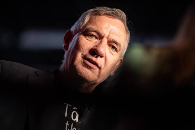 Jan van Aken, scheidender Parteivorsitzender, während eines TV-Interviews mit dem Sender WELT;Bundesparteitag Die Linke in Potsdam - Potsdamer Parteitag 2026, Potsdam Brandenburg Deutschland Metropolis-Halle *** Jan van Aken, outgoing party chairman, during a TV interview with WELT at the federal party convention of Die Linke in Potsdam; 2026 Potsdam Party Convention, Potsdam, Brandenburg, Germany; Metropolis Halle,detected_source_language