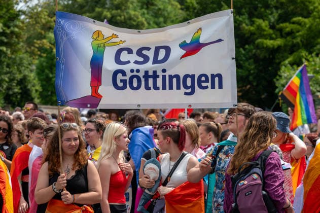 CSD Göttingen 20.06.2026, Göttingen --- CSD-Demonstration in Göttingen mit Regenbogenfahnen, Transparenten und zahlreichen Teilnehmenden. Die Menschen ziehen durch die Innenstadt. . Göttingen Niedersachsen Deutschland *** CSD Göttingen, June 20, 2026, Göttingen