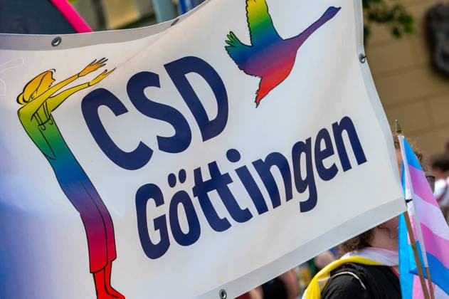 CSD Göttingen 20.06.2026, Göttingen --- CSD-Demonstration in Göttingen mit Regenbogenfahnen, Transparenten und zahlreichen Teilnehmenden. Die Menschen ziehen durch die Innenstadt. . Göttingen Niedersachsen Deutschland *** CSD Göttingen, June 20, 2026, Göttingen