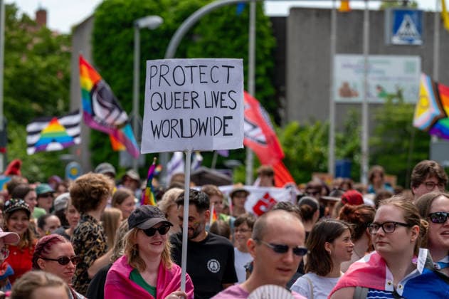 CSD Göttingen 20.06.2026, Göttingen --- CSD-Demonstration in Göttingen mit Regenbogenfahnen, Transparenten und zahlreichen Teilnehmenden. Die Menschen ziehen durch die Innenstadt. . Göttingen Niedersachsen Deutschland *** CSD Göttingen, June 20, 2026, Göttingen