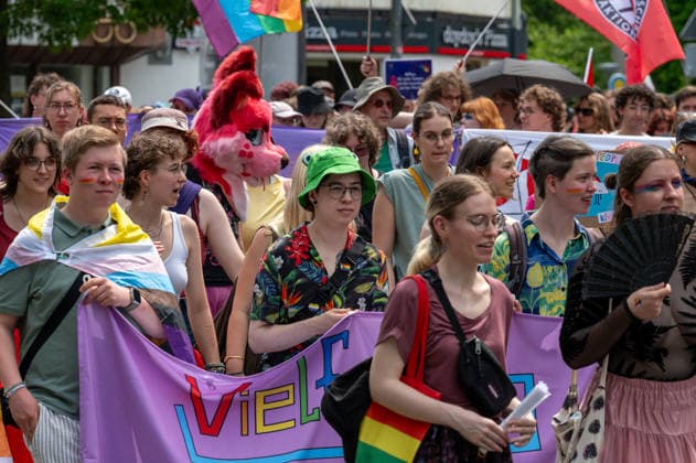 CSD Göttingen 20.06.2026, Göttingen --- CSD-Demonstration in Göttingen mit Regenbogenfahnen, Transparenten und zahlreichen Teilnehmenden. Die Menschen ziehen durch die Innenstadt. . Göttingen Niedersachsen Deutschland *** CSD Göttingen, June 20, 2026, Göttingen