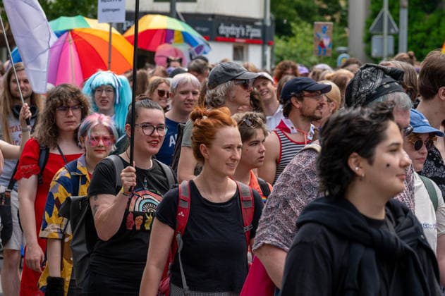 CSD Göttingen 20.06.2026, Göttingen --- CSD-Demonstration in Göttingen mit Regenbogenfahnen, Transparenten und zahlreichen Teilnehmenden. Die Menschen ziehen durch die Innenstadt. . Göttingen Niedersachsen Deutschland *** CSD Göttingen, June 20, 2026, Göttingen