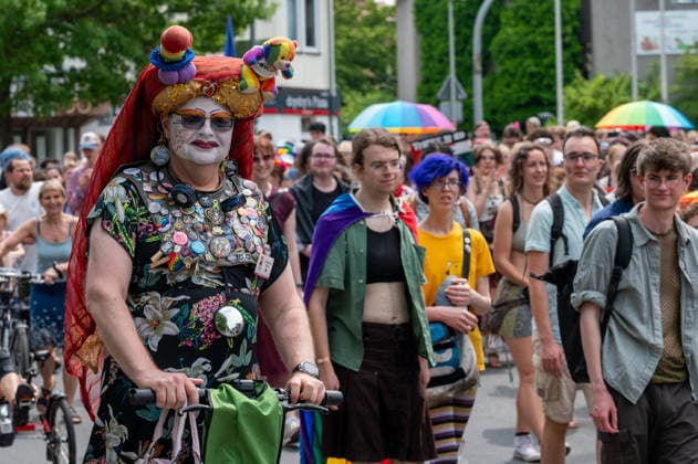 CSD Göttingen 20.06.2026, Göttingen --- CSD-Demonstration in Göttingen mit Regenbogenfahnen, Transparenten und zahlreichen Teilnehmenden. Die Menschen ziehen durch die Innenstadt. . Göttingen Niedersachsen Deutschland *** CSD Göttingen, June 20, 2026, Göttingen