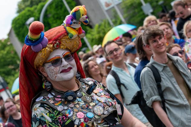 CSD Göttingen 20.06.2026, Göttingen --- CSD-Demonstration in Göttingen mit Regenbogenfahnen, Transparenten und zahlreichen Teilnehmenden. Die Menschen ziehen durch die Innenstadt. . Göttingen Niedersachsen Deutschland *** CSD Göttingen, June 20, 2026, Göttingen