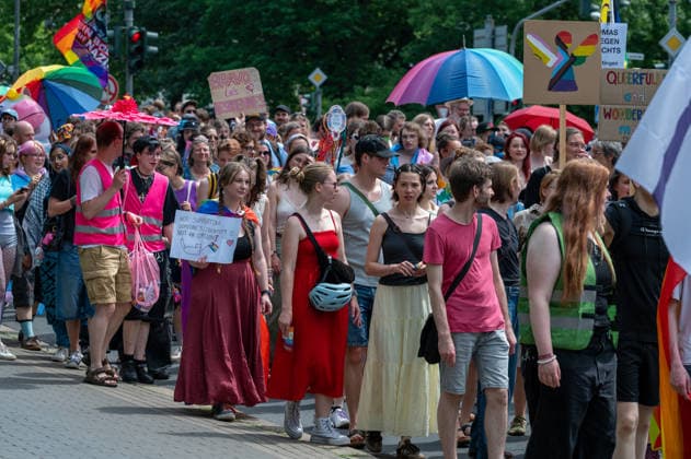 CSD Göttingen 20.06.2026, Göttingen --- CSD-Demonstration in Göttingen mit Regenbogenfahnen, Transparenten und zahlreichen Teilnehmenden. Die Menschen ziehen durch die Innenstadt. . Göttingen Niedersachsen Deutschland *** CSD Göttingen, June 20, 2026, Göttingen