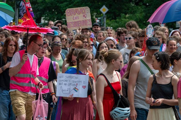 CSD Göttingen 20.06.2026, Göttingen --- CSD-Demonstration in Göttingen mit Regenbogenfahnen, Transparenten und zahlreichen Teilnehmenden. Die Menschen ziehen durch die Innenstadt. . Göttingen Niedersachsen Deutschland *** CSD Göttingen, June 20, 2026, Göttingen