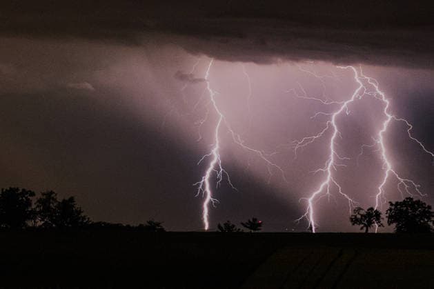 Wetterfeature, Blitze zucken bei einem Sommergewitter in der Nacht in Pforzheim. Pforzheim Baden-Württemberg Deutschland Pforzheim *** Weather Feature Copyright: x xonw-imagesx xAlexanderxWolfx
