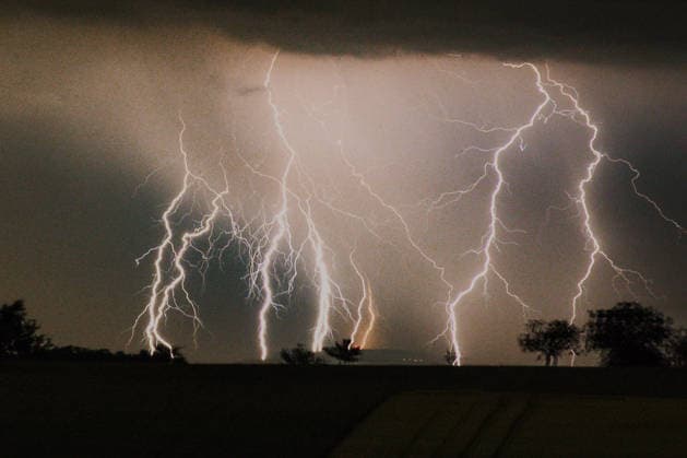 Wetterfeature, Blitze zucken bei einem Sommergewitter in der Nacht in Pforzheim. Pforzheim Baden-Württemberg Deutschland Pforzheim *** Weather Feature Copyright: x xonw-imagesx xAlexanderxWolfx