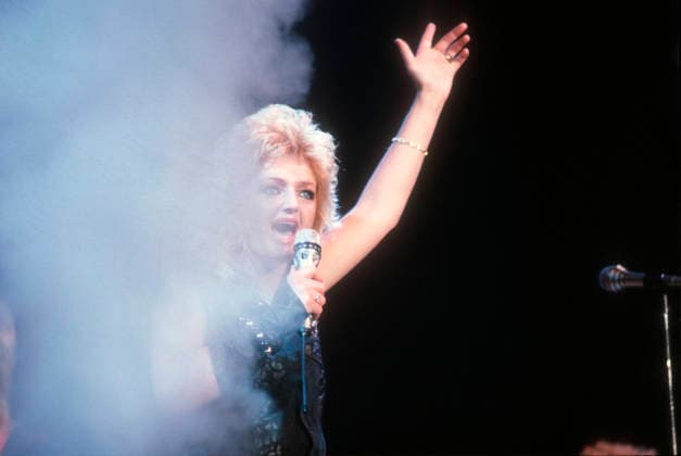 Bonnie Tyler 06 86 stroe Frau Musik Pop England Gesang blond quer halb stehend Bühne Mikrophon singend leger *** Bonnie Tyler 06 86 woman music pop England singing blonde sideways half-standing stage microphone singing casual,detected_source_language
