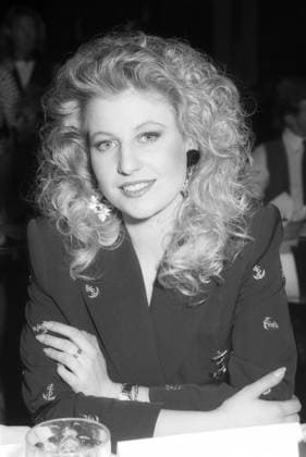 Mandy Winter (Sängerin) 03 89 ue Mandy Winter am Rande des Grand Prix-Vorentscheids Ein Lied für Lausanne (ARD) im Deutschen Theater in München am 23. März 1989 TV Fernsehen Fernsehsendung Show Fernsehshow Musishow Musiksendung Grand Prix Eurovision de la Chanson Deutschland deutsch deutsche Frau Gesang Musik german female singer hoch halb sitzend Arme verschränkt verschränkte lächelnd sw *** Mandy Winter, singer, 03 89. Mandy Winter on the sidelines of the Grand Prix preliminary round, A Song for Lausanne (ARD), at the Deutsches Theater in Munich on March 23, 1989. TV, television, TV broadcast, show, TV show, music show, music program, Eurovision Song Contest, Germany, German, German woman Singing, music, German female