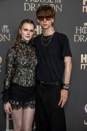ABB HBO- Lucy Hellenbrecht mit Finn zu Gast auf dem schwarzen Teppich bei der Deutschland Premiere zur dritten Staffel der HBO Original Serie House of the Dragon im Kino International am 19.06.2026 in Berlin Berlin Deutschland *** ABB HBOs Lucy Hellenbrecht and Finn walked the red carpet at the German premiere of the third season of the HBO Original series House of the Dragon at Kino International on June 19, 2026, in Berlin, Germany,detected_source_language