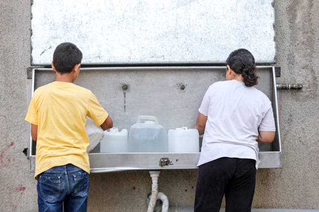 Displaced Palestinians collect water in al-Bureij refugee camp Displaced Palestinians gather to collect water from a distribution point in al-Bureij refugee camp in the central Gaza Strip on June 20, 2026. The water crisis has worsened following the shutdown of some desalination plants due to a shortage of diesel fuel needed for their operation, threatening water security for hundreds of thousands of residents who rely on desalinated water as their primary source of drinking water amid calls for urgent intervention to ensure fuel supplies and maintain the facilities operations. Photo by Moiz Salhi apaimages Nusairat Gaza Strip Palestinian Territory 200626_Bureij_MS_01(19) Copyright: xapaimagesxMoizxSalhixx xapaimagesx