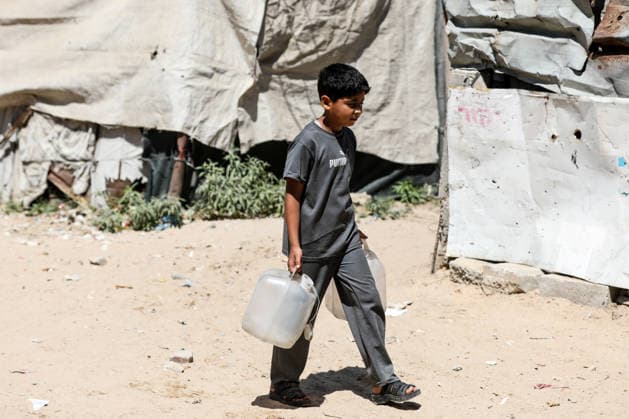 Displaced Palestinians collect water in al-Bureij refugee camp Displaced Palestinians gather to collect water from a distribution point in al-Bureij refugee camp in the central Gaza Strip on June 20, 2026. The water crisis has worsened following the shutdown of some desalination plants due to a shortage of diesel fuel needed for their operation, threatening water security for hundreds of thousands of residents who rely on desalinated water as their primary source of drinking water amid calls for urgent intervention to ensure fuel supplies and maintain the facilities operations. Photo by Moiz Salhi apaimages Nusairat Gaza Strip Palestinian Territory 200626_Bureij_MS_01(20) Copyright: xapaimagesxMoizxSalhixx xapaimagesx