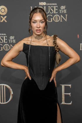 ABB HBO- Mariattma Jadie zu Gast auf dem schwarzen Teppich bei der Deutschland Premiere zur dritten Staffel der HBO Original Serie House of the Dragon im Kino International am 19.06.2026 in Berlin Berlin Deutschland *** ABB HBO Mariattma Jadie walks the red carpet at the German premiere of the third season of the HBO Original series House of the Dragon at Kino International on June 19, 2026, in Berlin, Germany,detected_source_language