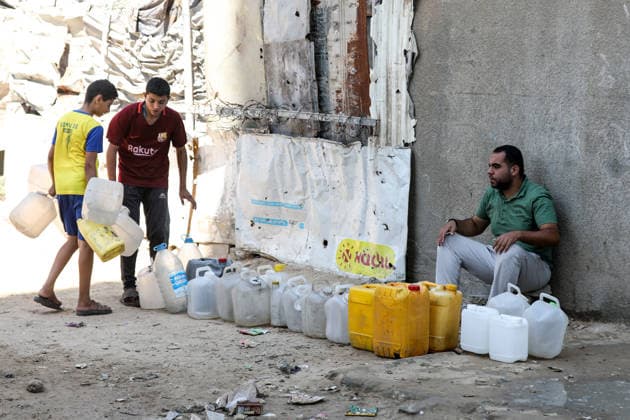 Displaced Palestinians collect water in al-Bureij refugee camp Displaced Palestinians gather to collect water from a distribution point in al-Bureij refugee camp in the central Gaza Strip on June 20, 2026. The water crisis has worsened following the shutdown of some desalination plants due to a shortage of diesel fuel needed for their operation, threatening water security for hundreds of thousands of residents who rely on desalinated water as their primary source of drinking water amid calls for urgent intervention to ensure fuel supplies and maintain the facilities operations. Photo by Moiz Salhi apaimages Nusairat Gaza Strip Palestinian Territory 200626_Bureij_MS_01(17) Copyright: xapaimagesxMoizxSalhixx xapaimagesx