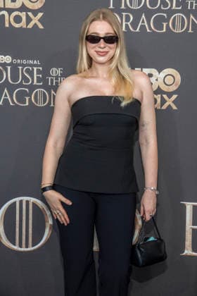 ABB HBO- Paula Senfkorn zu Gast auf dem schwarzen Teppich bei der Deutschland Premiere zur dritten Staffel der HBO Original Serie House of the Dragon im Kino International am 19.06.2026 in Berlin Berlin Deutschland *** ABB HBOs Paula Senfkorn walks the red carpet at the German premiere of the third season of the HBO Original series House of the Dragon at Kino International on June 19, 2026, in Berlin, Germany,detected_source_language