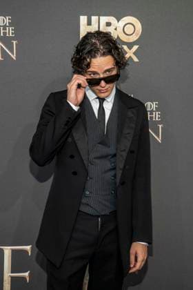 ABB HBO- Harry Collett Sonnenbrille zu Gast auf dem schwarzen Teppich bei der Deutschland Premiere zur dritten Staffel der HBO Original Serie House of the Dragon im Kino International am 19.06.2026 in Berlin Berlin Deutschland *** ABB HBO Harry Collett, wearing sunglasses, walked the red carpet at the German premiere of the third season of the HBO Original series House of the Dragon at Kino International on June 19, 2026, in Berlin, Germany,detected_source_language