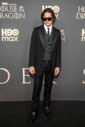 ABB HBO- Harry Collett Sonnenbrille zu Gast auf dem schwarzen Teppich bei der Deutschland Premiere zur dritten Staffel der HBO Original Serie House of the Dragon im Kino International am 19.06.2026 in Berlin Berlin Deutschland *** ABB HBO Harry Collett, wearing sunglasses, walked the red carpet at the German premiere of the third season of the HBO Original series House of the Dragon at Kino International on June 19, 2026, in Berlin, Germany,detected_source_language