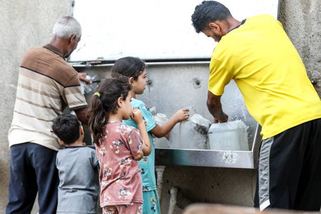 Displaced Palestinians collect water in al-Bureij refugee camp Displaced Palestinians gather to collect water from a distribution point in al-Bureij refugee camp in the central Gaza Strip on June 20, 2026. The water crisis has worsened following the shutdown of some desalination plants due to a shortage of diesel fuel needed for their operation, threatening water security for hundreds of thousands of residents who rely on desalinated water as their primary source of drinking water amid calls for urgent intervention to ensure fuel supplies and maintain the facilities operations. Photo by Moiz Salhi apaimages Nusairat Gaza Strip Palestinian Territory 200626_Bureij_MS_01(6) Copyright: xapaimagesxMoizxSalhixx xapaimagesx