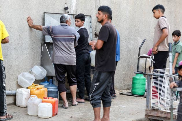 Displaced Palestinians collect water in al-Bureij refugee camp Displaced Palestinians gather to collect water from a distribution point in al-Bureij refugee camp in the central Gaza Strip on June 20, 2026. The water crisis has worsened following the shutdown of some desalination plants due to a shortage of diesel fuel needed for their operation, threatening water security for hundreds of thousands of residents who rely on desalinated water as their primary source of drinking water amid calls for urgent intervention to ensure fuel supplies and maintain the facilities operations. Photo by Moiz Salhi apaimages Nusairat Gaza Strip Palestinian Territory 200626_Bureij_MS_01(1) Copyright: xapaimagesxMoizxSalhixx xapaimagesx