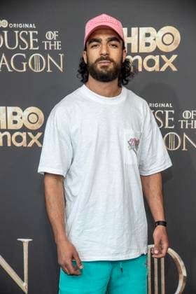 ABB HBO- Soufiane El Mesaudi zu Gast auf dem schwarzen Teppich bei der Deutschland Premiere zur dritten Staffel der HBO Original Serie House of the Dragon im Kino International am 19.06.2026 in Berlin Berlin Deutschland *** ABB HBOs Soufiane El Mesaudi walks the red carpet at the German premiere of the third season of the HBO Original series House of the Dragon at Kino International on June 19, 2026, in Berlin, Germany,detected_source_language