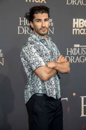 ABB HBO- Mohamed Kanj Khamis zu Gast auf dem schwarzen Teppich bei der Deutschland Premiere zur dritten Staffel der HBO Original Serie House of the Dragon im Kino International am 19.06.2026 in Berlin Berlin Deutschland *** ABB HBOs Mohamed Kanj Khamis walked the red carpet at the German premiere of the third season of the HBO Original series House of the Dragon at Kino International on June 19, 2026, in Berlin, Germany,detected_source_language