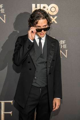 ABB HBO- Harry Collett Sonnenbrille zu Gast auf dem schwarzen Teppich bei der Deutschland Premiere zur dritten Staffel der HBO Original Serie House of the Dragon im Kino International am 19.06.2026 in Berlin Berlin Deutschland *** ABB HBO Harry Collett, wearing sunglasses, walked the red carpet at the German premiere of the third season of the HBO Original series House of the Dragon at Kino International on June 19, 2026, in Berlin, Germany,detected_source_language