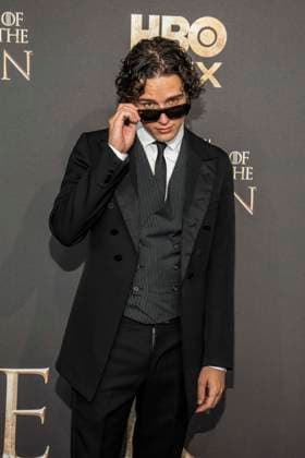 ABB HBO- Harry Collett Sonnenbrille zu Gast auf dem schwarzen Teppich bei der Deutschland Premiere zur dritten Staffel der HBO Original Serie House of the Dragon im Kino International am 19.06.2026 in Berlin Berlin Deutschland *** ABB HBO Harry Collett, wearing sunglasses, walked the red carpet at the German premiere of the third season of the HBO Original series House of the Dragon at Kino International on June 19, 2026, in Berlin, Germany,detected_source_language