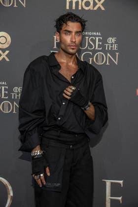 ABB HBO- Toni Mahfud zu Gast auf dem schwarzen Teppich bei der Deutschland Premiere zur dritten Staffel der HBO Original Serie House of the Dragon im Kino International am 19.06.2026 in Berlin Berlin Deutschland *** ABB HBOs Toni Mahfud walks the black carpet at the German premiere of the third season of the HBO Original series House of the Dragon at Kino International on June 19, 2026, in Berlin, Germany,detected_source_language