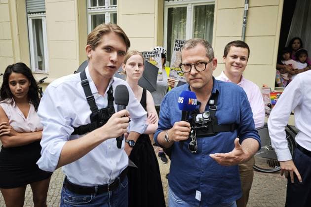 Berlin, Deutschland, 20.06.2026: Fahrraddemo unter der Überschrift Gegen rechte Medienportale! : Im Bezirk Kreuzberg haben sich etwa 50 Personen versammelt, um gegen die Nachrichtenportale Apollo News und Nius zu protestieren. Apollo-Chef Max Mannhart und Nius-Chef Julian Reichelt mischen sich unter die Protestler. *** Berlin, Germany, June 20, 2026 Copyright: xdtsxNachrichtenagenturx dts_124154