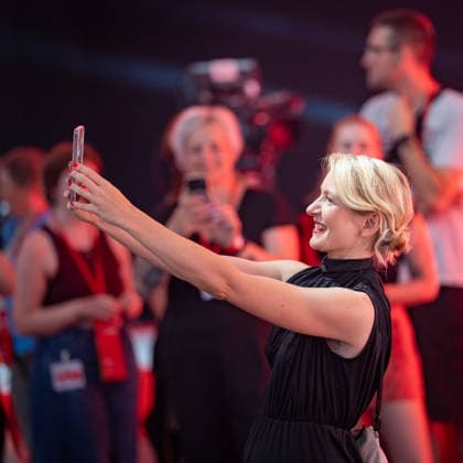 Parteivorsitzende Ines Schwerdtner macht ein Selfie;Bundesparteitag Die Linke in Potsdam - Potsdamer Parteitag 2026, Potsdam Brandenburg Deutschland Metropolis-Halle *** Party Chairwoman Ines Schwerdtner takes a selfie at the federal party convention of Die Linke in Potsdam; 2026 Potsdam Party Convention, Potsdam, Brandenburg, Germany; Metropolis Halle,detected_source_language