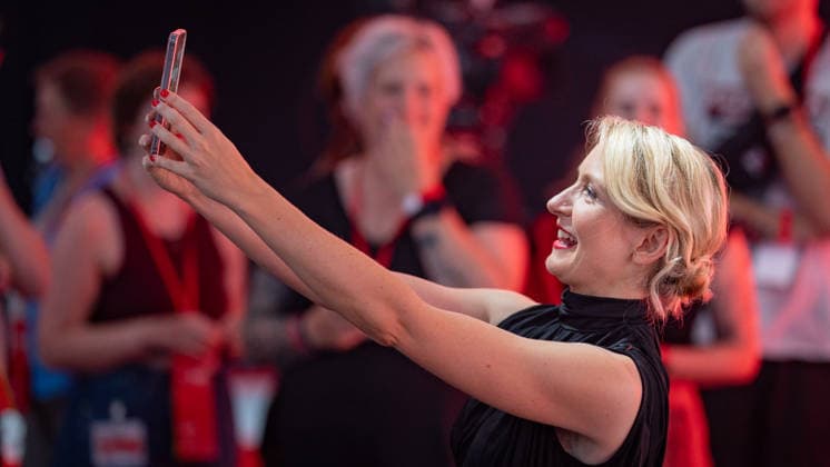 Parteivorsitzende Ines Schwerdtner macht ein Selfie;Bundesparteitag Die Linke in Potsdam - Potsdamer Parteitag 2026, Potsdam Brandenburg Deutschland Metropolis-Halle *** Party Chairwoman Ines Schwerdtner takes a selfie at the federal party convention of Die Linke in Potsdam; 2026 Potsdam Party Convention, Potsdam, Brandenburg, Germany; Metropolis Halle,detected_source_language
