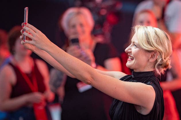 Parteivorsitzende Ines Schwerdtner macht ein Selfie;Bundesparteitag Die Linke in Potsdam - Potsdamer Parteitag 2026, Potsdam Brandenburg Deutschland Metropolis-Halle *** Party Chairwoman Ines Schwerdtner takes a selfie at the federal party convention of Die Linke in Potsdam; 2026 Potsdam Party Convention, Potsdam, Brandenburg, Germany; Metropolis Halle,detected_source_language