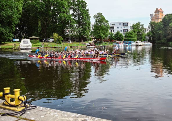 20.06.2026, xlakx, Entertainment, Oranienburger Stadtfest v.l. Teilnehmer des Drachenbootrennens beim Oranienburger Stadtfest auf der Havel. Das Rennen ist fester Bestandteil des Festwochenendes. Oranienburg *** June 20, 2026, xlakx, Entertainment, Oranienburg City Festival v l Participants in the dragon boat race at the Oranienburg City Festival on the Havel River. The race is a regular feature of the Oranienburg festival weekend.,detected_source_language Daniel Lakomski