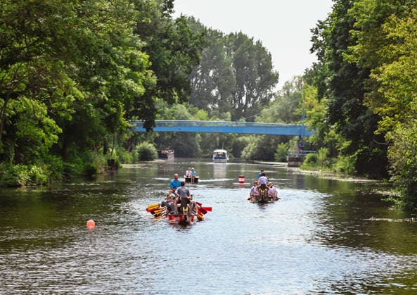 20.06.2026, xlakx, Entertainment, Oranienburger Stadtfest v.l. Teilnehmer des Drachenbootrennens beim Oranienburger Stadtfest auf der Havel. Das Rennen ist fester Bestandteil des Festwochenendes. Oranienburg *** June 20, 2026, xlakx, Entertainment, Oranienburg City Festival v l Participants in the dragon boat race at the Oranienburg City Festival on the Havel River. The race is a regular feature of the Oranienburg festival weekend.,detected_source_language Daniel Lakomski