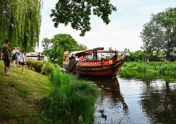 20.06.2026, xlakx, Entertainment, Oranienburger Stadtfest v.l. Das historische Spreeschiff Sehnsucht fährt während des Oranienburger Stadtfestes auf der Havel an der Schlossbrücke vorbei. Zahlreiche Besucher verfolgen die Schifffahrt vom Ufer und von der Brücke aus. Oranienburg *** June 20, 2026, xlakx, Entertainment, Oranienburg City Festival v l The historic Spree riverboat Sehnsucht sails past the Schlossbrücke on the Havel River during the Oranienburg City Festival. Numerous visitors watch the boat pass by from the riverbank and the bridge in Oranienburg,detected_source_language Daniel Lakomski