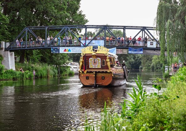20.06.2026, xlakx, Entertainment, Oranienburger Stadtfest v.l. Das historische Spreeschiff Sehnsucht fährt während des Oranienburger Stadtfestes auf der Havel an der Schlossbrücke vorbei. Zahlreiche Besucher verfolgen die Schifffahrt vom Ufer und von der Brücke aus. Oranienburg *** June 20, 2026, xlakx, Entertainment, Oranienburg City Festival v l The historic Spree riverboat Sehnsucht sails past the Schlossbrücke on the Havel River during the Oranienburg City Festival. Numerous visitors watch the boat pass by from the riverbank and the bridge in Oranienburg,detected_source_language Daniel Lakomski