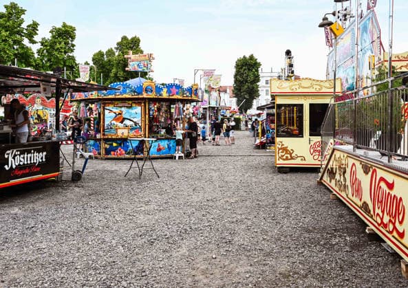 20.06.2026, xlakx, Entertainment, Oranienburger Stadtfest v.l. Besucher bewegen sich über das Festgelände des Stadtfestes Oranienburg zwischen Fahrgeschäften, Spielständen und Verkaufsbuden. Oranienburg *** June 20, 2026, xlakx, Entertainment, Oranienburg City Festival Daniel Lakomski