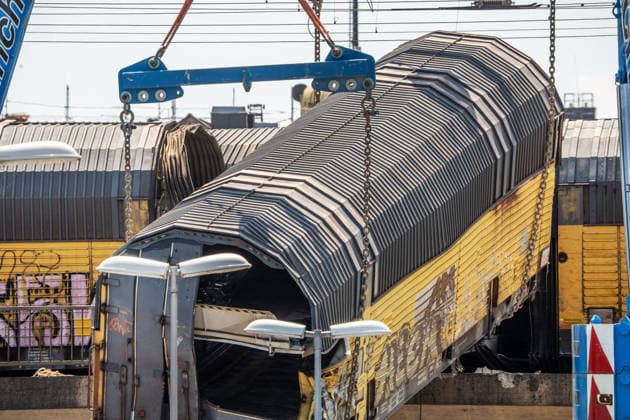Schweres Güterzug-Unglück in München, Bergung eines Waggons, der von der Brücke gestürzt ist, Samstagmittag, München, 20.. Juni 2026 Deutschland, München, 20. Juni 2026, schweres Güterzug-Unglück in München, ein Toter, zwei Kräne bergen einen Waggon, der in der Nacht von der Brücke gestürzt ist, Bergungsarbeiten am Samstagmittag, das Zugunglück hatte sich nachts um 1:40 Uhr ereignet, zwei Güterzüge stießen beim Rangieren zusammen, Waggons stürzten von der Brücke, ein Mensch wurde tödlich verletzt, die Schleißheimer Straße, ist in diesem Bereich gesperrt, Milbertshofen, Verkehr, Bahn, Bayern, *** Serious freight train accident in Munich; recovery of a railcar that fell off a bridge, Saturday afternoon, Munich, June 20,