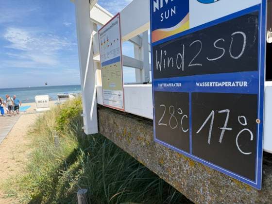Heißer Sommertag an der Ostsee Kühlungsborn Ostsee 20.06.2026 Heißer Sommertag an der Ostsee in Kühlungsborn Außentemperatur der DLRG Luft 28 , Wasser 17 FGrad Kühlungsborn City Mecklenburg-Vorpommern Deutschland *** Hot summer day on the Baltic Sea in Kühlungsborn, June 20, 2026 Hot summer day on the Baltic Sea in Kühlungsborn DLRG outdoor temperature