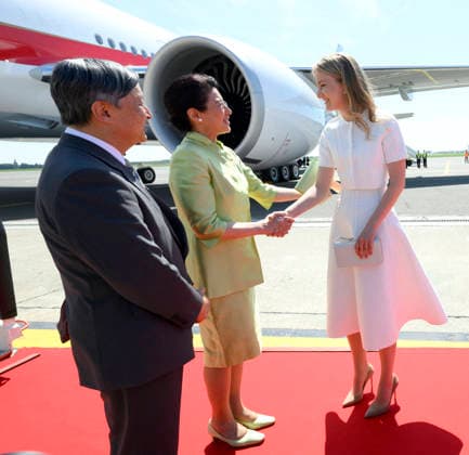 Crown Princess Elisabeth Welcomes Japanese Emperor and Empress - Brussels Emperor Naruhito of Japan and his wife, Empress Masako are welcomed by Princess Elisabeth of Belgium upon their arrival at Melsbroek airport in Brussels, Belgium, 20 June 2026. The Japanese imperial majesties are on a state visit to Belgium. This year, Belgium and Japan celebrate 160 years of diplomatic relations. This state visit is therefore the opportunity to confirm the close ties between the two countries, which are also reflected in the special bond between the Belgian royal family and the Japanese imperial family Photo by Pool ABACAPRESS.COM Brussels Belgium  Copyright: xABACAx
