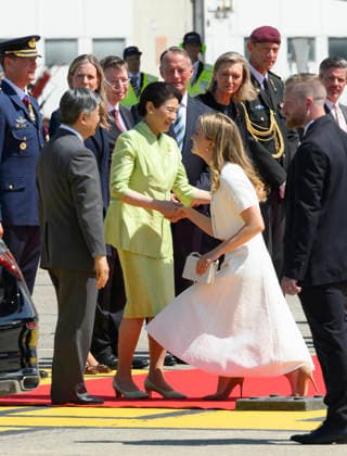 Crown Princess Elisabeth Welcomes Japanese Emperor and Empress - Brussels Emperor Naruhito of Japan and his wife, Empress Masako are welcomed by Princess Elisabeth of Belgium upon their arrival at Melsbroek airport in Brussels, Belgium, 20 June 2026. The Japanese imperial majesties are on a state visit to Belgium. This year, Belgium and Japan celebrate 160 years of diplomatic relations. This state visit is therefore the opportunity to confirm the close ties between the two countries, which are also reflected in the special bond between the Belgian royal family and the Japanese imperial family Photo by Pool ABACAPRESS.COM Brussels Belgium  Copyright: xABACAx