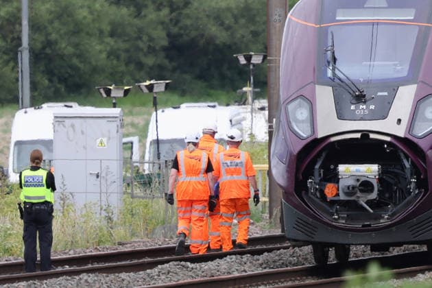 1 dead, several injured in 2-train collision near Bedford BEDFORD, UNITED KINGDOM - JUNE 20: Officials work at the site of two East Midlands Railway (EMR) trains which crashed into each other in Bedford, United KIngdom on June 20, 2026. One person has died and several others were injured in a collision involving two passenger trains near Bedford. Jacqueline Lawrie Anadolu Bedford United Kingdom. Editorial use only. Please get in touch for any other usage.  Copyright: x2026xAnadoluxJacquelinexLawriex