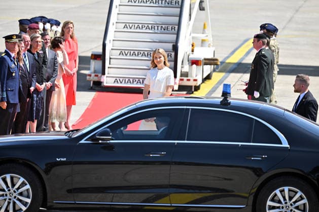 Japanese Emperor Naruhito and Empress Masako visit Belgium BRUSSELS, BELGIUM - JUNE 20: Japanese Emperor Naruhito and Empress Masako are welcomed by Princess Elisabeth of Belgium and officials upon their arrival at Melsbroek Military Airport in Brussels, Belgium, on June 20, 2026, during a state visit marking the 160th anniversary of diplomatic relations between Japan and Belgium.ni Brüksel Melsbroek askeri havalimaninda Belçika Prensesi Elisabeth karsiladi. Dursun Aydemir Anadolu Brussels Belgium. Editorial use only. Please get in touch for any other usage.  Copyright: x2026xAnadoluxDursunxAydemirx