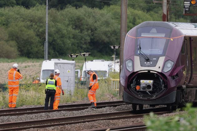 1 dead, several injured in 2-train collision near Bedford BEDFORD, UNITED KINGDOM - JUNE 20: Officials work at the site of two East Midlands Railway (EMR) trains which crashed into each other in Bedford, United KIngdom on June 20, 2026. One person has died and several others were injured in a collision involving two passenger trains near Bedford. Jacqueline Lawrie Anadolu Bedford United Kingdom. Editorial use only. Please get in touch for any other usage.  Copyright: x2026xAnadoluxJacquelinexLawriex