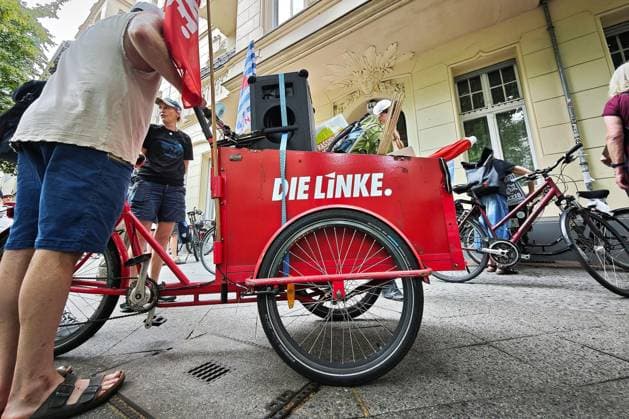 Berlin, Deutschland, 20.06.2026: Fahrraddemo unter der Überschrift Gegen rechte Medienportale! : Im Bezirk Kreuzberg haben sich etwa 50 Personen versammelt, um gegen die Nachrichtenportale Apollo News und gegen das von Ex-Bild-Chefredakteur Julian Reichelt gegründete Nius zu protestieren *** Berlin, Germany, June 20, 2026 Copyright: xdtsxNachrichtenagenturx dts_124178