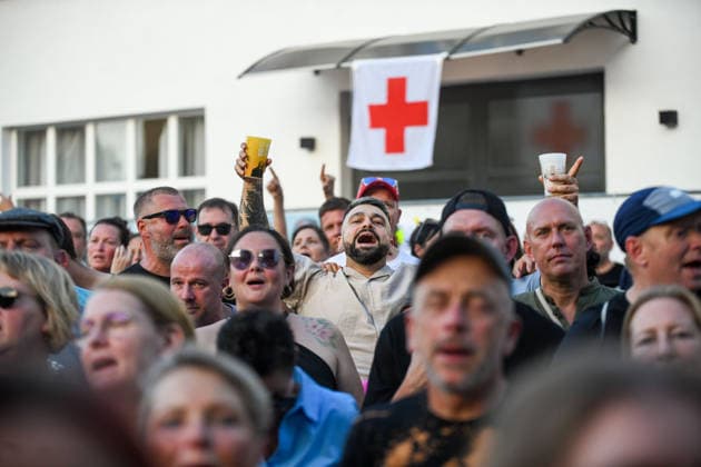 Sportfreunde Stiller - 30 wunderbaren Jahren , Kluturfabrik Cortendorf Concert, Live Music Sportfreunde Stiller - 30 wunderbaren Jahren 19 Jun 2026 Kluturfabrik Cortendorf, Coburg, Germany Image: Fans dancing as Sportfreunde Stiller preforms at the Kluturfabrik Cortendorf during 30 wunderbaren Jahren Tour. Copyright: xPresseFotoxEvansx
