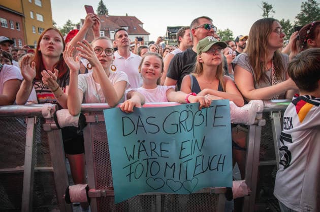 Sportfreunde Stiller - 30 wunderbaren Jahren , Kluturfabrik Cortendorf Concert, Live Music Sportfreunde Stiller - 30 wunderbaren Jahren 19 Jun 2026 Kluturfabrik Cortendorf, Coburg, Germany Image: Fans waiting for Sportfreunde Stiller to preform at the Kluturfabrik Cortendorf during 30 wunderbaren Jahren Tour. Copyright: xPresseFotoxEvansx