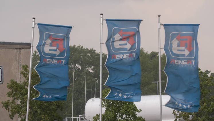 Heftige Gewitter und Unwetter haben am Samstagmittag auch Ostdeutschland erreicht. In Nordsachsen, an der Grenze zu Brandenburg formierte sich eine Gewitterfront und zog nach Nordosten in Richtung polnischer Grenze. Der Aufzug zeigte sich bedrohlich, Drohnenaufnahmen zeigen schwere Sturmböen am Erdboden Staub und Dreck werden aufgewühlt. Auf der A 15 bei Groß Lübbenau ging es nur stockend voran, heftiger Starkregen und kleinkörniger Hagel beeinträchtigte die Sicht. In Kalkwitz auf der Wiesenstrasse kamen die umlegenden Feuerwehren zum Einsatz. Gemeldet wurde ein Brand durch Blitzschlag. Der Starkregen hat das Feuer aber bereits eigenständig gelöscht. Mit dem Durchzug der Gewitterfront hieß es im Osten durchlüften. Kalkwitz Br