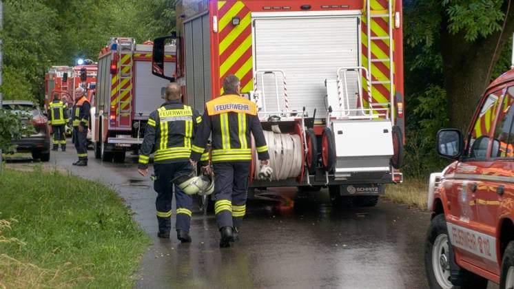 Heftige Gewitter und Unwetter haben am Samstagmittag auch Ostdeutschland erreicht. In Nordsachsen, an der Grenze zu Brandenburg formierte sich eine Gewitterfront und zog nach Nordosten in Richtung polnischer Grenze. Der Aufzug zeigte sich bedrohlich, Drohnenaufnahmen zeigen schwere Sturmböen am Erdboden Staub und Dreck werden aufgewühlt. Auf der A 15 bei Groß Lübbenau ging es nur stockend voran, heftiger Starkregen und kleinkörniger Hagel beeinträchtigte die Sicht. In Kalkwitz auf der Wiesenstrasse kamen die umlegenden Feuerwehren zum Einsatz. Gemeldet wurde ein Brand durch Blitzschlag. Der Starkregen hat das Feuer aber bereits eigenständig gelöscht. Mit dem Durchzug der Gewitterfront hieß es im Osten durchlüften. Kalkwitz Br